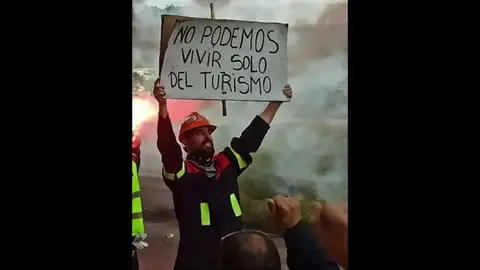 Los trabajadores de Alcoa vuelven a echarse a la calle a pocas horas de que se decida su futuro Los trabajadores de Alcoa vuelven a echarse a la calle a pocas horas de que se decida su futuro