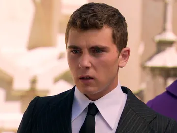 La culpabilidad y el dolor le juegan una mala pasada a Manolín en el entierro de Marisol La culpabilidad y el dolor le juegan una mala pasada a Manolín en el entierro de Marisol