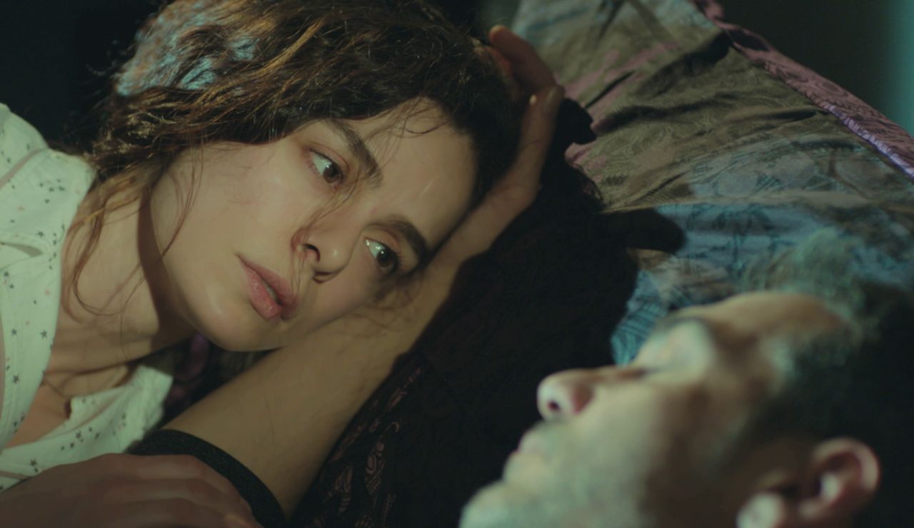 Sarp vuelve a ver y a sentir a Bahar en un premonitorio sueño que cambiará su destino Sarp vuelve a ver y a sentir a Bahar en un premonitorio sueño que cambiará su destino