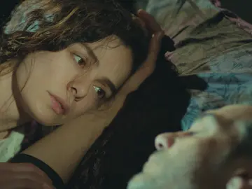 Sarp vuelve a ver y a sentir a Bahar en un premonitorio sueño que cambiará su destino Sarp vuelve a ver y a sentir a Bahar en un premonitorio sueño que cambiará su destino