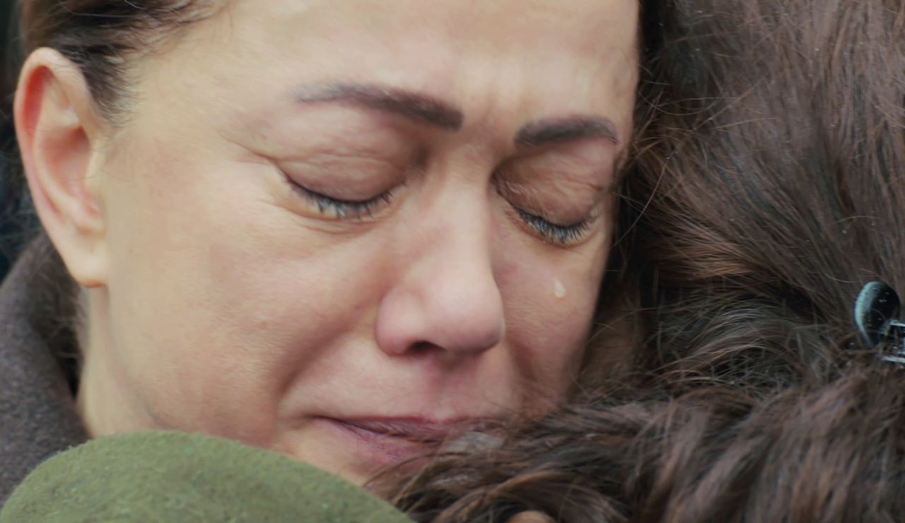 El abrazo envenenado de Hatice a Bahar al descubrir la paliza que la dio Sirin El abrazo envenenado de Hatice a Bahar al descubrir la paliza que la dio Sirin