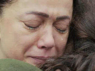 El abrazo envenenado de Hatice a Bahar al descubrir la paliza que la dio Sirin El abrazo envenenado de Hatice a Bahar al descubrir la paliza que la dio Sirin