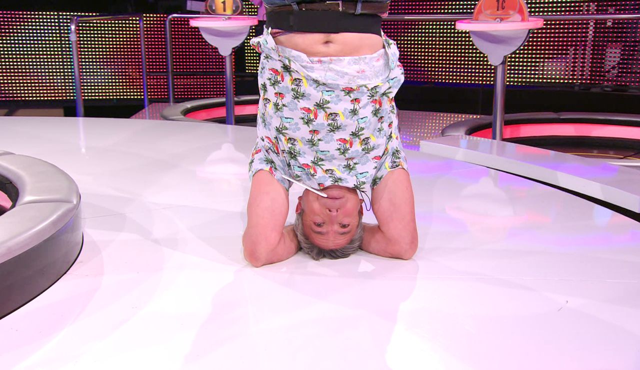 ¡Increíble! Un concursante pone ‘patas arriba’ el plató de ‘¡Ahora caigo!’ con su postura de yoga ¡Increíble! Un concursante pone ‘patas arriba’ el plató de ‘¡Ahora caigo!’ con su postura de yoga