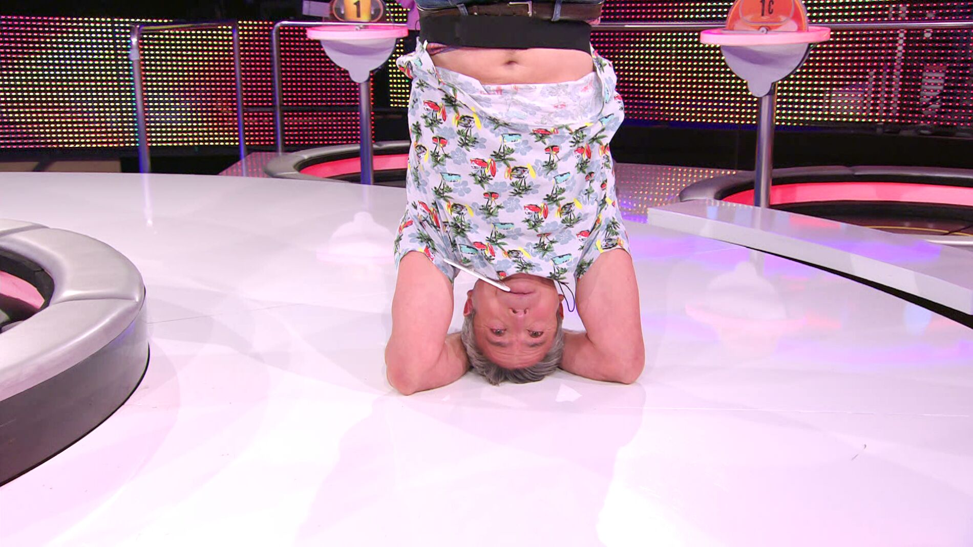 &iexcl;Incre&iacute;ble! Un concursante pone &lsquo;patas arriba&rsquo; el plat&oacute; de &lsquo;&iexcl;Ahora caigo!&rsquo; con su postura de yoga