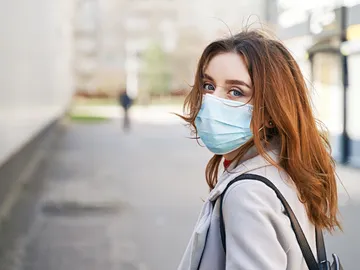 Mujer con mascarilla Mujer con mascarilla