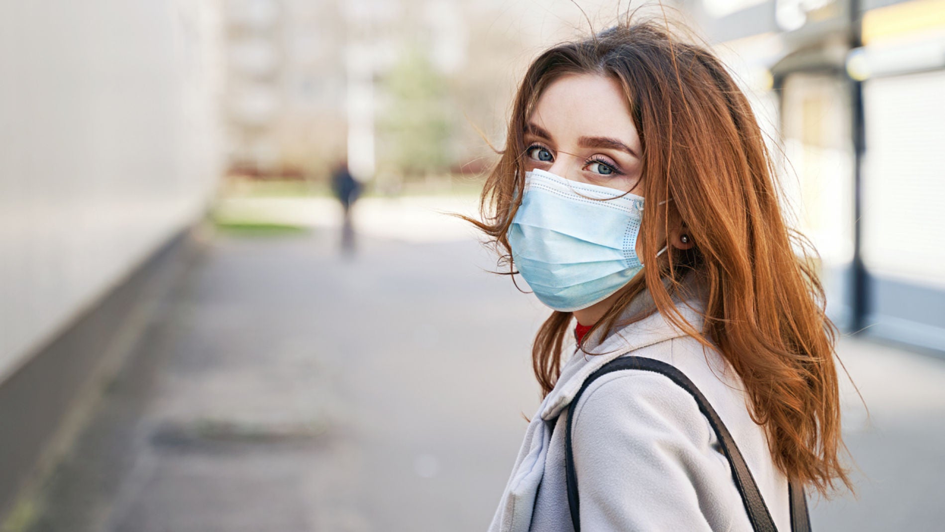 Mujer con mascarilla