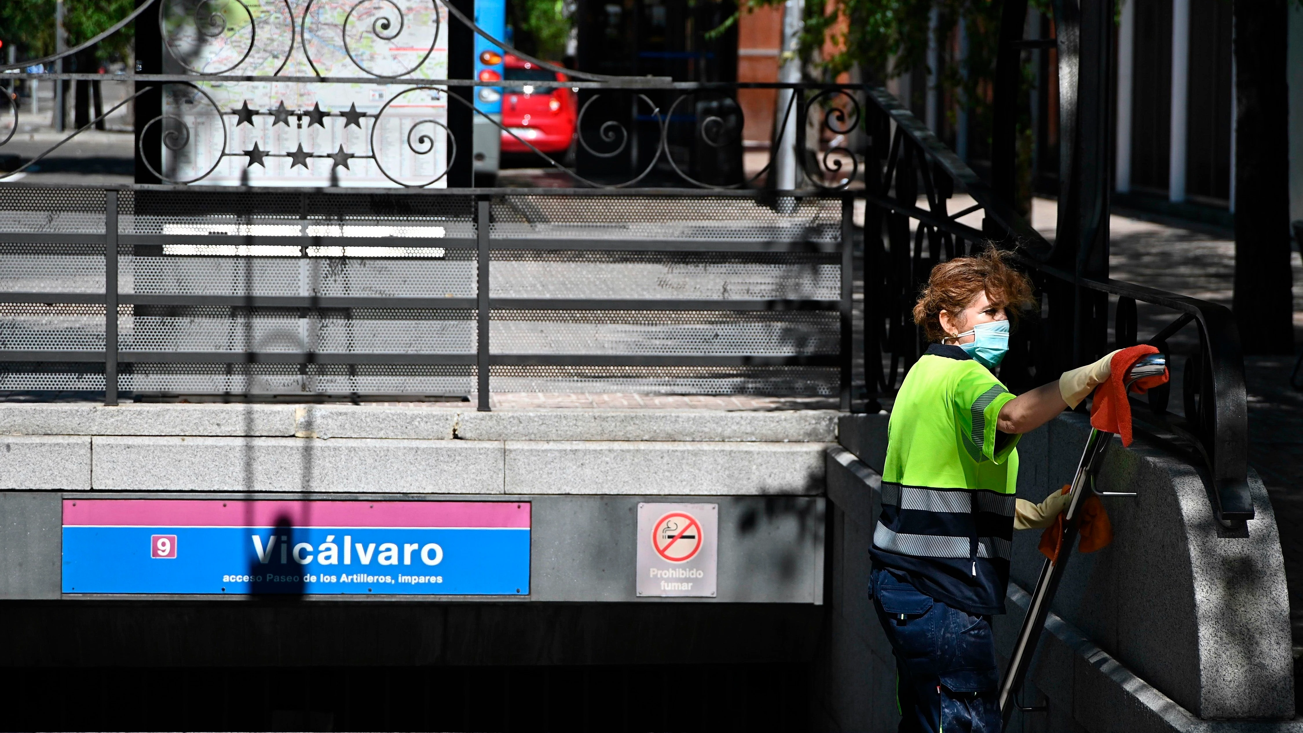 Una operaria limpia la barandilla de acceso del metro del barrio madrileño de Vicálvaro Una operaria limpia la barandilla de acceso del metro del barrio madrileño de Vicálvaro