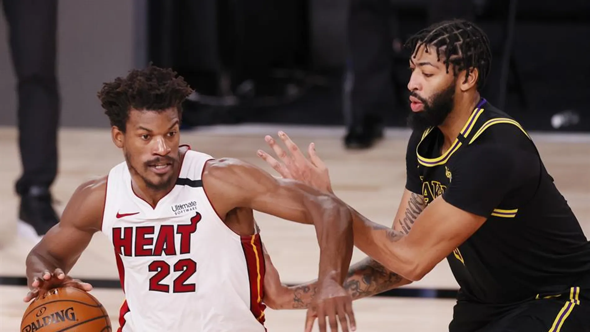 Jimmy Butler, con un triple doble, obliga a un sexto partido en las finales de la NBA entre Heat y Lakers Jimmy Butler, con un triple doble, obliga a un sexto partido en las finales de la NBA entre Heat y Lakers