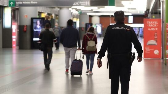 Imagen de la Polic&iacute;a Nacional en la estaci&oacute;n de Atocha