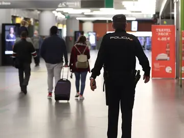 Imagen de la Policía Nacional en la estación de Atocha Imagen de la Policía Nacional en la estación de Atocha
