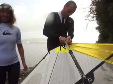 Daniel y Camila celebran su boda practicando windsurf en Ferrol: "Cambiamos los trajes de novios por los neoprenos"