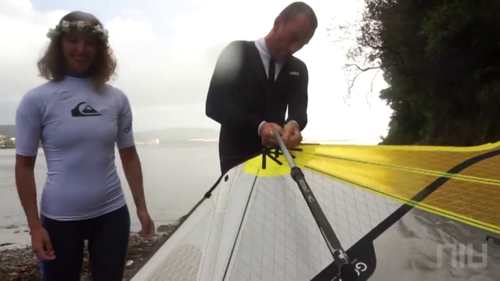 Daniel y Camila celebran su boda practicando windsurf en Ferrol: 