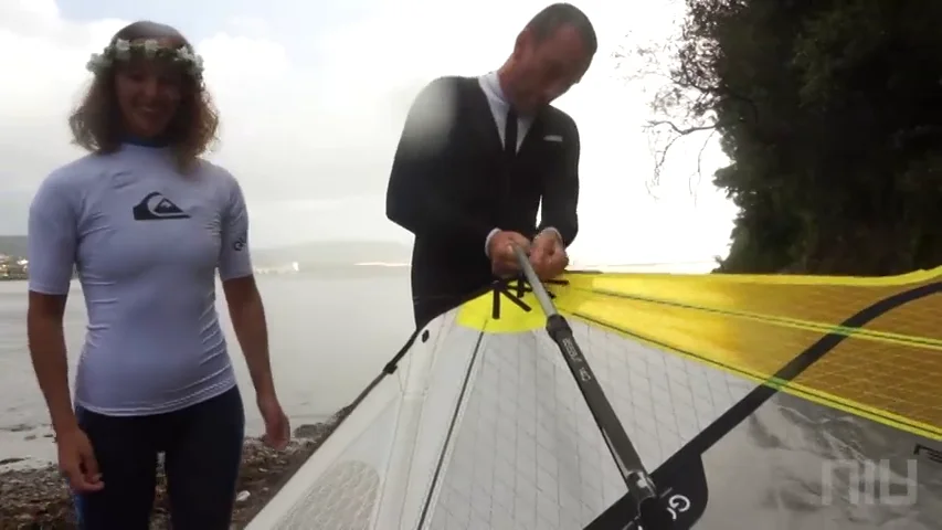 Daniel y Camila celebran su boda practicando windsurf en Ferrol: "Cambiamos los trajes de novios por los neoprenos" Daniel y Camila celebran su boda practicando windsurf en Ferrol: "Cambiamos los trajes de novios por los neoprenos"