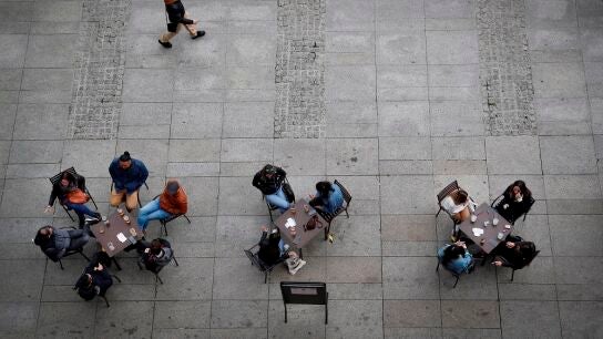 Varias personas en una terraza de la Plaza del Castillo de Pamplona