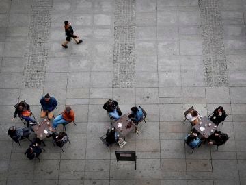 Varias personas en una terraza de la Plaza del Castillo de Pamplona
