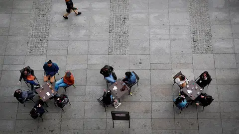 Varias personas en una terraza de la Plaza del Castillo de Pamplona Varias personas en una terraza de la Plaza del Castillo de Pamplona