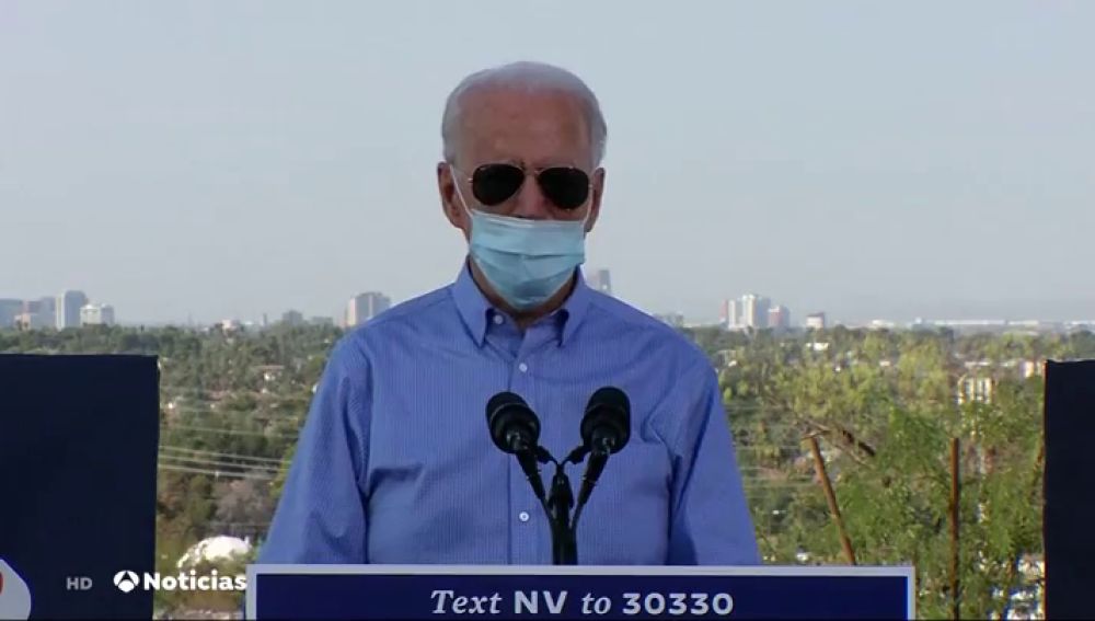 Joe Biden se baja la mascarilla para tose en un acto de campaña de las elecciones en Estados Unidos