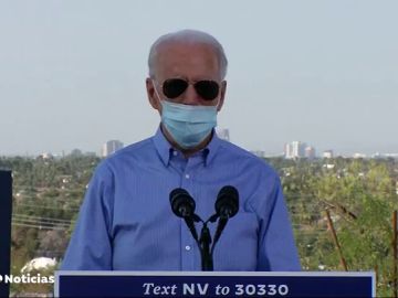 Joe Biden se baja la mascarilla para tose en un acto de campaña de las elecciones en Estados Unidos Joe Biden se baja la mascarilla para tose en un acto de campaña de las elecciones en Estados Unidos
