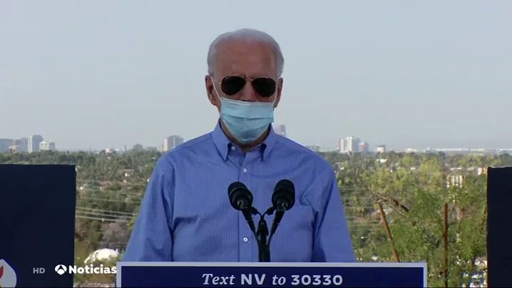Joe Biden se baja la mascarilla para tose en un acto de campa&ntilde;a de las elecciones en Estados Unidos