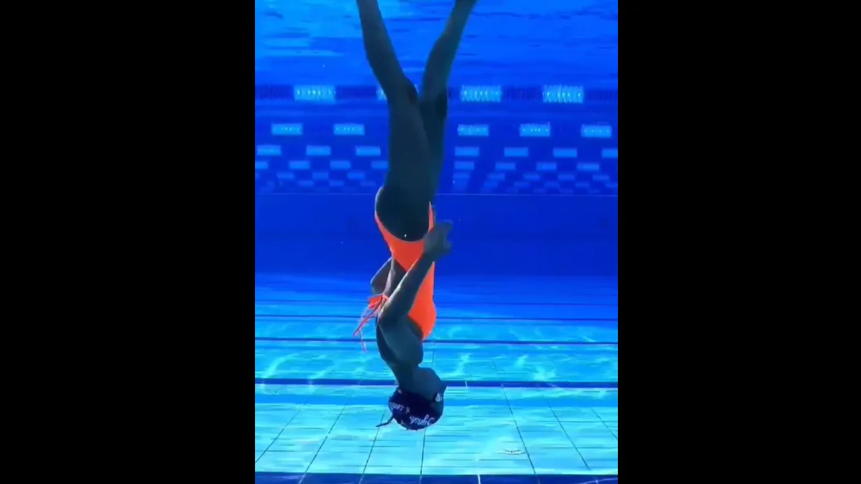 Silvia Solymosyová, la nadadora de 17 años que camina, baila y corre bajo el agua en TikTok Silvia Solymosyová, la nadadora de 17 años que camina, baila y corre bajo el agua en TikTok