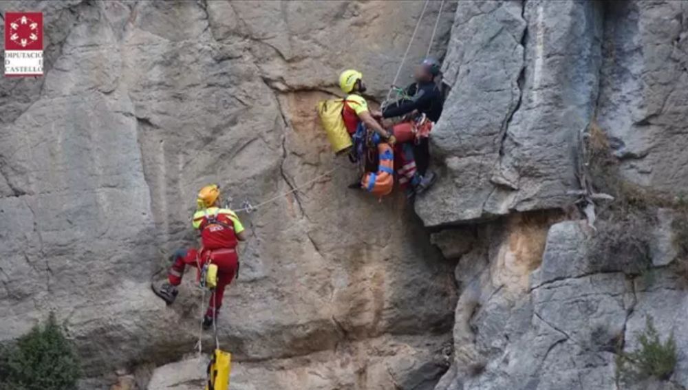 Espectacular rescate de altura en Castellón a un escalador lesionado en una pared vertical a 50 metros del suelo