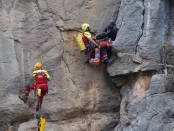 Espectacular rescate de altura en Castellón a un escalador lesionado en una pared vertical a 50 metros del suelo