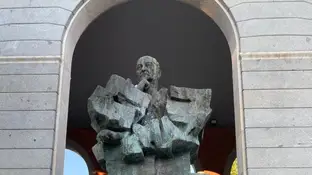 La estatua de Largo Caballero, con una pintada de 'Asesino. Rojos no' La estatua de Largo Caballero, con una pintada de 'Asesino. Rojos no'