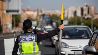 Imagen de un agente de policía realizando un control en Madrid tras decretarse el estado de alarma Imagen de un agente de policía realizando un control en Madrid tras decretarse el estado de alarma
