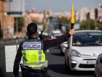 Imagen de un agente de policía realizando un control en Madrid tras decretarse el estado de alarma