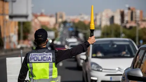 Imagen de un agente de policía realizando un control en Madrid tras decretarse el estado de alarma Imagen de un agente de policía realizando un control en Madrid tras decretarse el estado de alarma