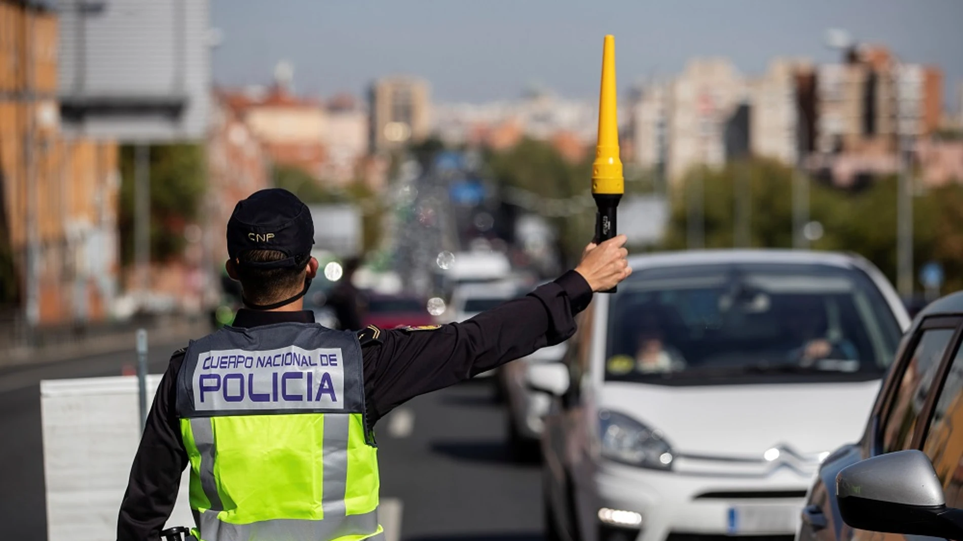 Imagen de un agente de policía realizando un control en Madrid tras decretarse el estado de alarma Imagen de un agente de policía realizando un control en Madrid tras decretarse el estado de alarma
