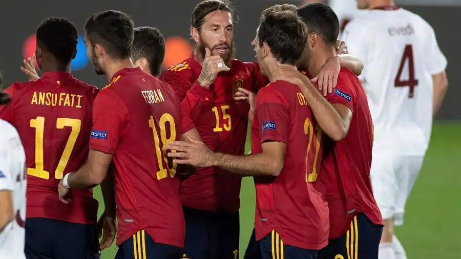 Oyarz&aacute;bal celebra su gol ante Suiza