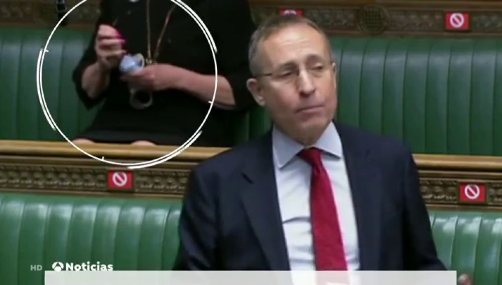 Pillan a una parlamentaria británica limpiando sus gafas con una mascarilla quirúrgica contra el coronavirus