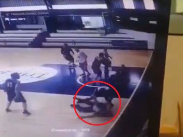 Un jugador de baloncesto manda al hospital al árbitro tras darle una paliza en pleno partido