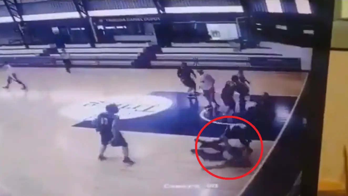 Un jugador de baloncesto manda al hospital al &aacute;rbitro tras darle una paliza en pleno partido