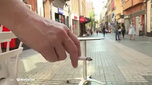 Canarias prohíbe fumar caminando por la calle como medida para frenar el coronavirus Canarias prohíbe fumar caminando por la calle como medida para frenar el coronavirus
