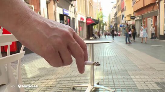 Canarias proh&iacute;be fumar caminando por la calle como medida para frenar el coronavirus 