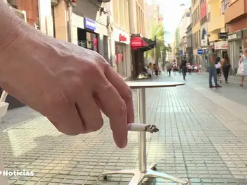 Canarias prohíbe fumar caminando por la calle como medida para frenar el coronavirus Canarias prohíbe fumar caminando por la calle como medida para frenar el coronavirus