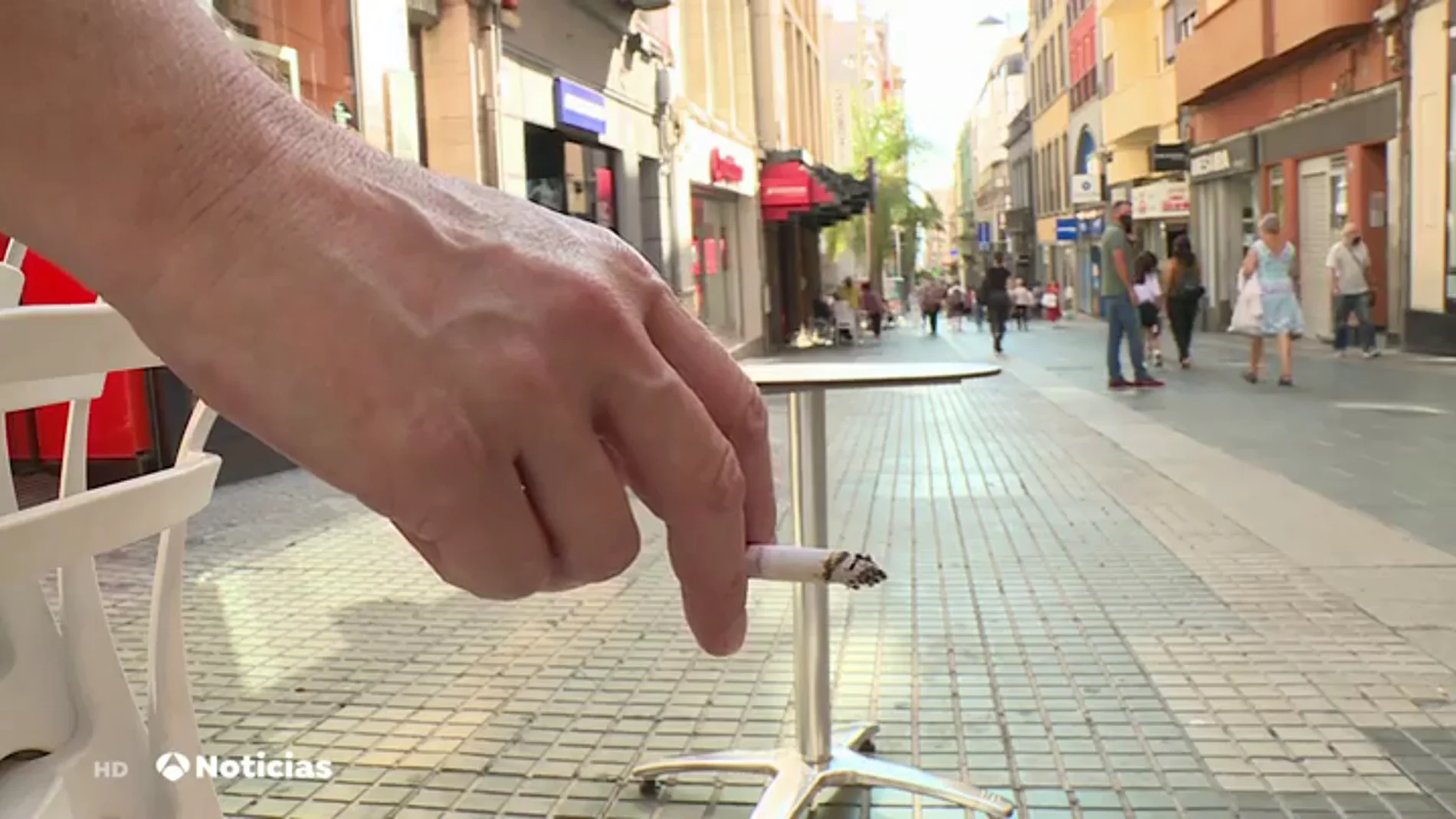 Canarias prohíbe fumar caminando por la calle como medida para frenar el coronavirus Canarias prohíbe fumar caminando por la calle como medida para frenar el coronavirus