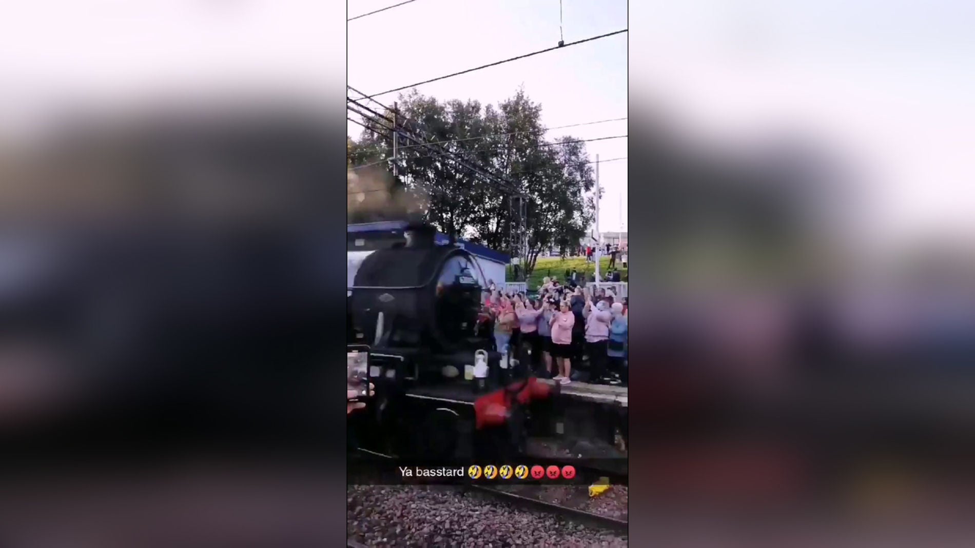 El Hogwarts Express pasa por una estación