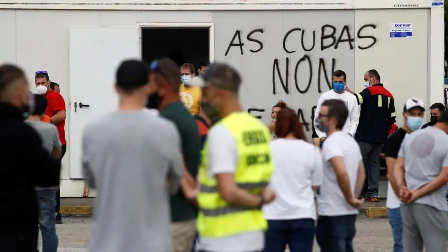 Los trabajadores de Alcoa celebran una marcha con estudiantes tras el despido de m&aacute;s de 500 empleados