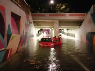 Los bomberos rescatan a varias personas atrapadas en sus vehículos en un túnel de Vilanova i la Geltrú por las lluvias