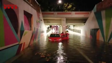 Los bomberos rescatan a varias personas atrapadas por las lluvias en sus vehículos en un túnel de Vilanova i la Geltrú 