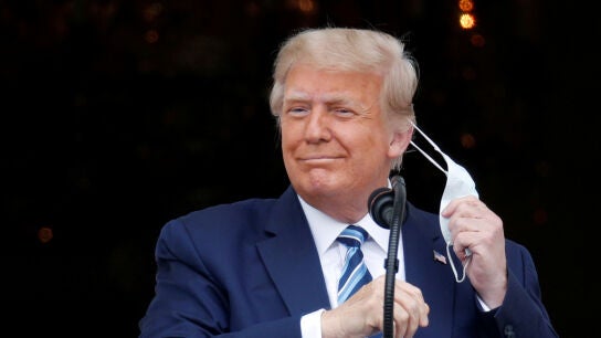 El presidente de los EEUU, Donald Trump, se quita la mascarilla