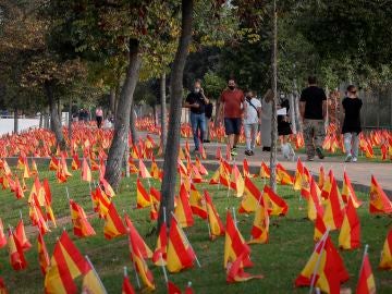 Sevilla amaneció con 56.000 banderas de España en recuerdo a víctimas 