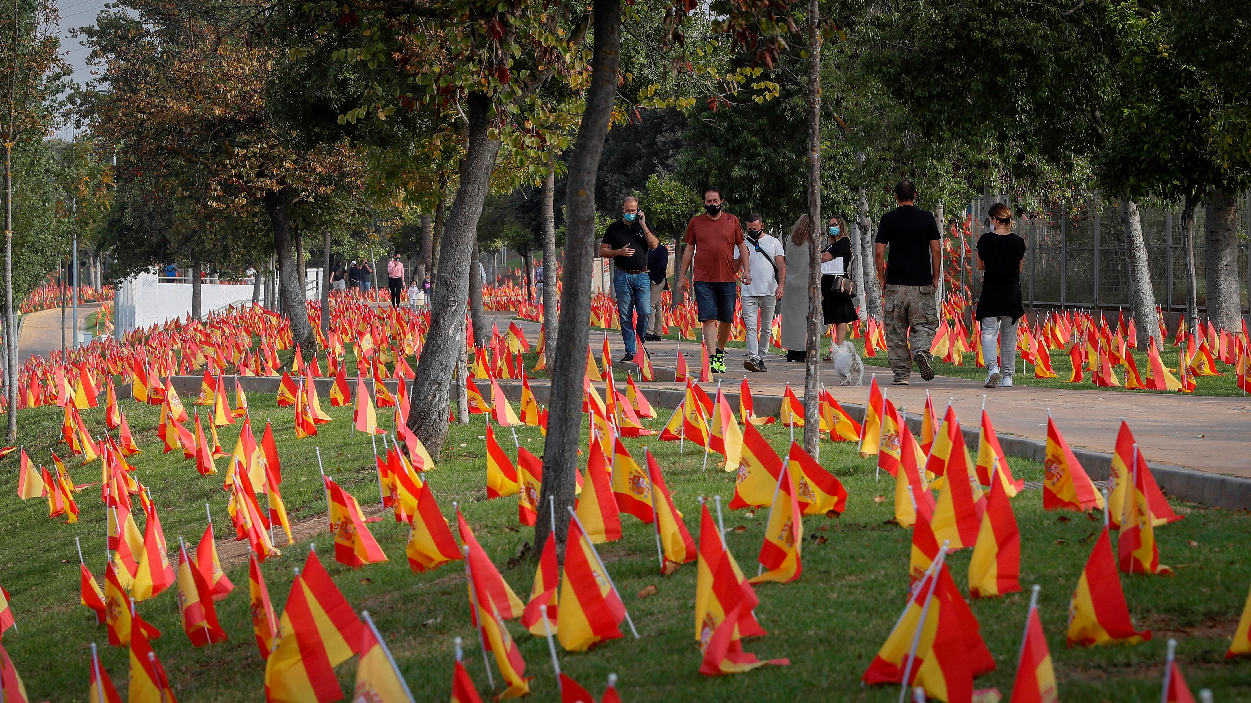Sevilla amaneci&oacute; con 56.000 banderas de Espa&ntilde;a en recuerdo a v&iacute;ctimas 