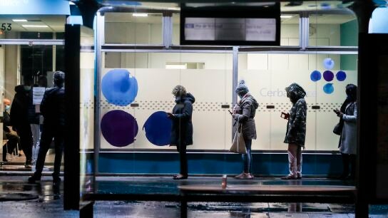 Varias personas esperan su turno en la puerta de un laboratorio de Par&iacute;s