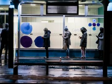 Varias personas esperan su turno en la puerta de un laboratorio de París