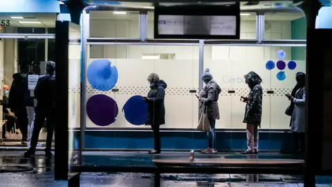 Varias personas esperan su turno en la puerta de un laboratorio de París Varias personas esperan su turno en la puerta de un laboratorio de París