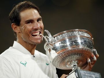 Nadal arrolla a Djokovic (6-0, 6-2 y 7-5) e iguala a Federer con 20 Grand Slam